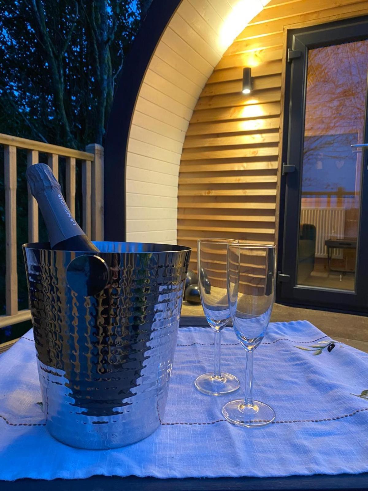 Campsie Luxury Pods With Hot Tub Hotell Glasgow Eksteriør bilde